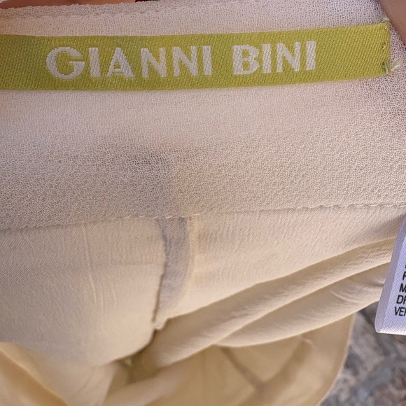 Gianni Bini Beige Floral Beaded Fully Lined Dress
Shorts Women's Size 6 preloved - Picture 2 of 8